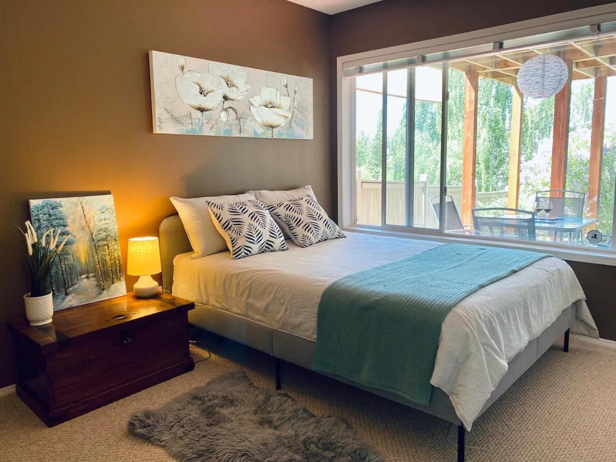 Private, Spacious, & Bright Home YYC Exterior photo