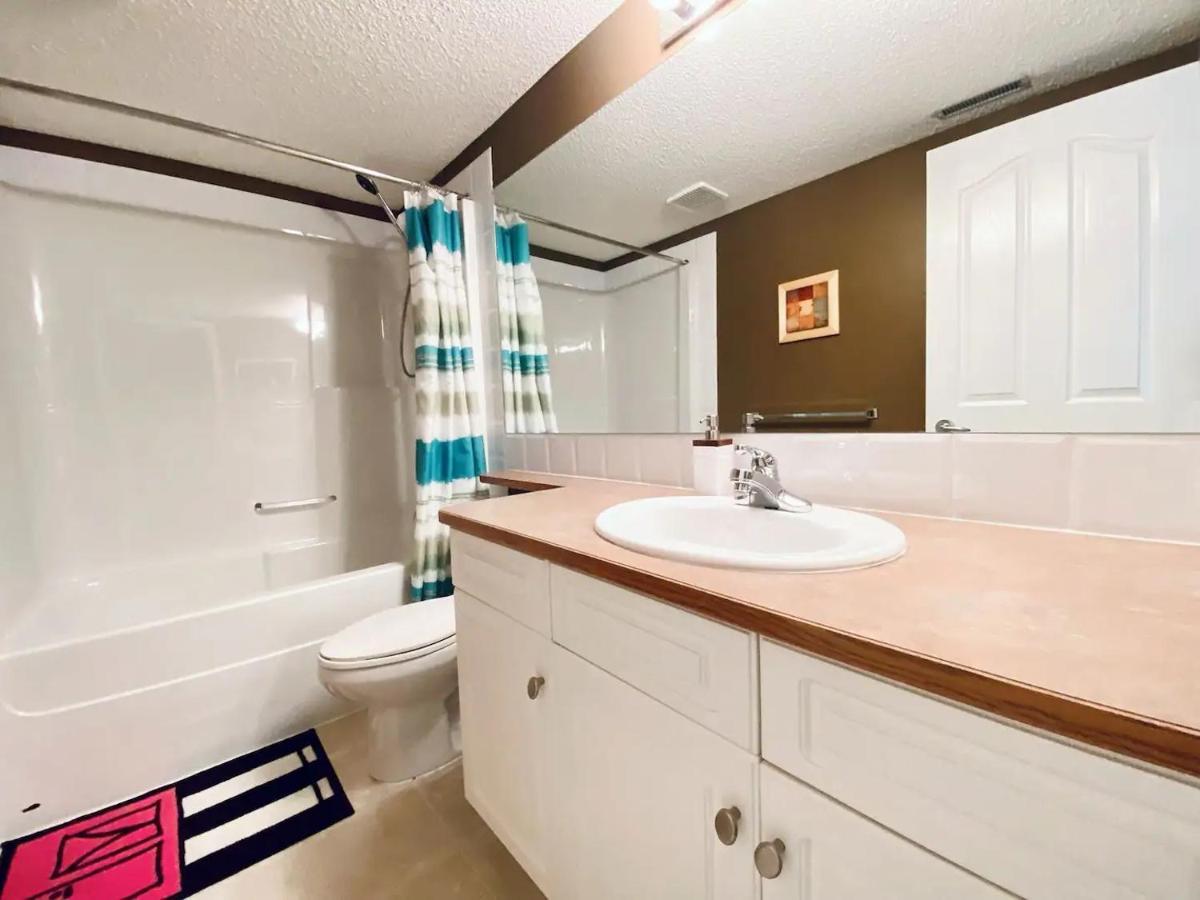 Private, Spacious, & Bright Home YYC Exterior photo