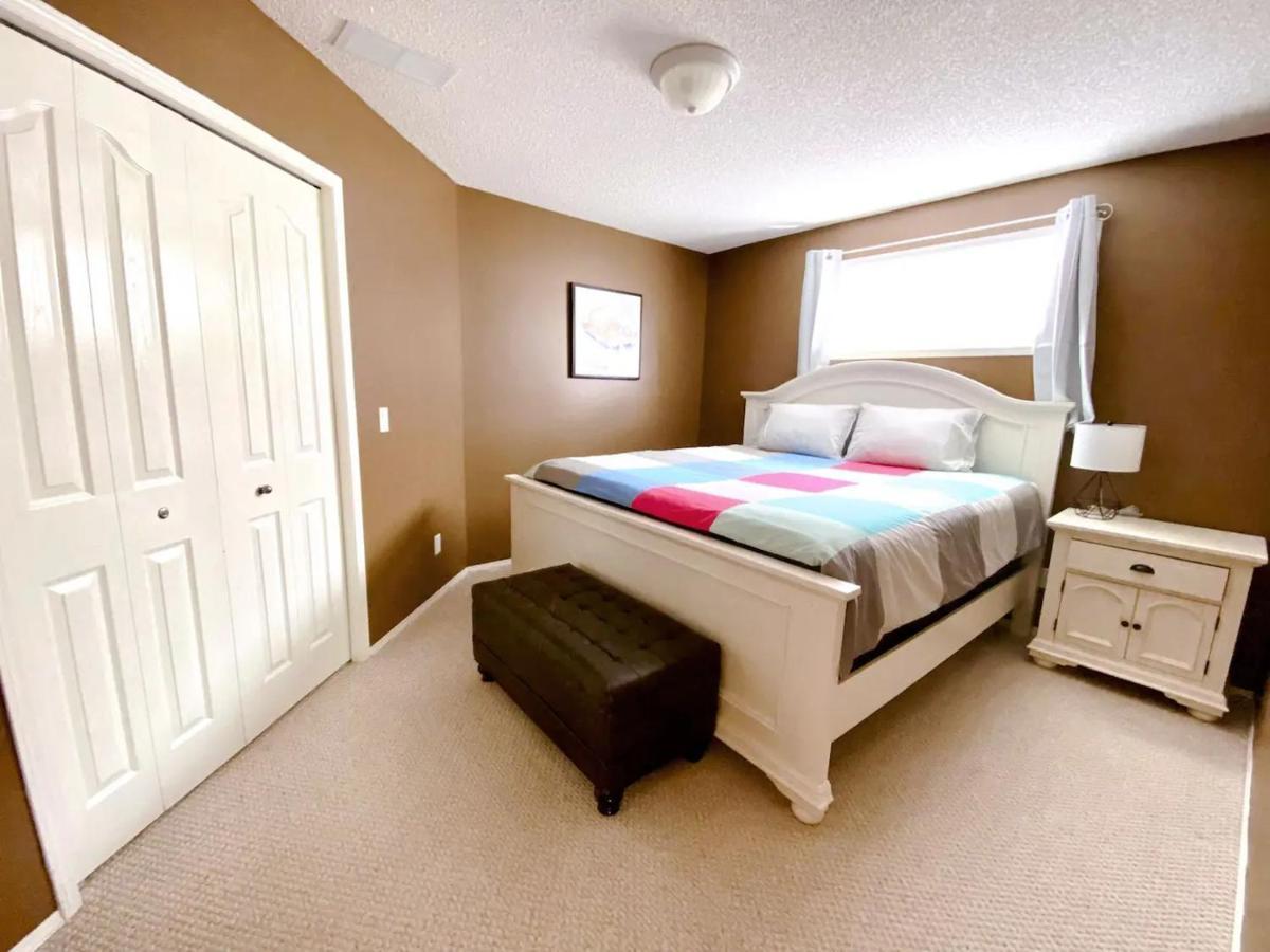 Private, Spacious, & Bright Home YYC Exterior photo