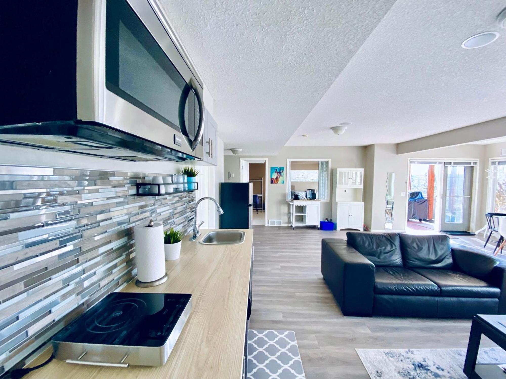 Private, Spacious, & Bright Home YYC Exterior photo