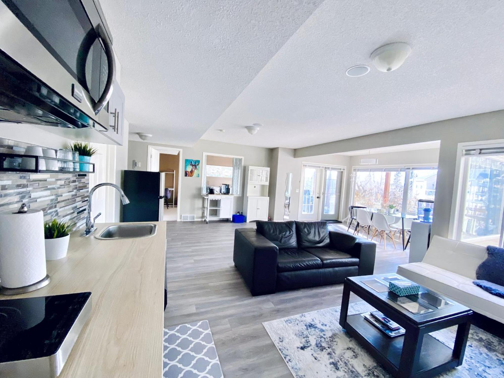 Private, Spacious, & Bright Home YYC Exterior photo